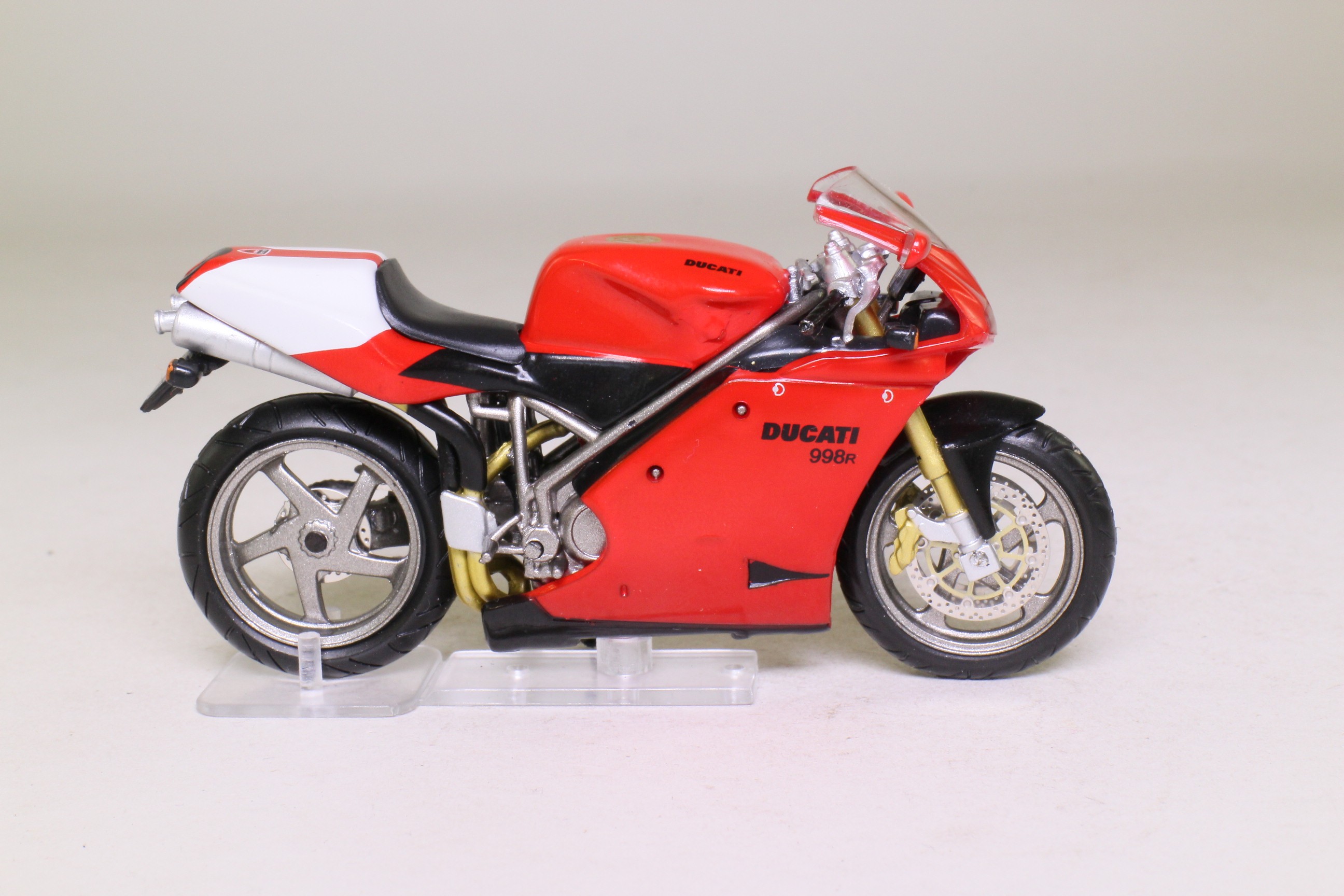 Bburago 51030 Ducati 998R rot Maßstab 1:18 Modellmotorrad NEU!° Bburago 51030 Ducati 998R rot Maßstab 1:18 Modellmotorrad NEU!°